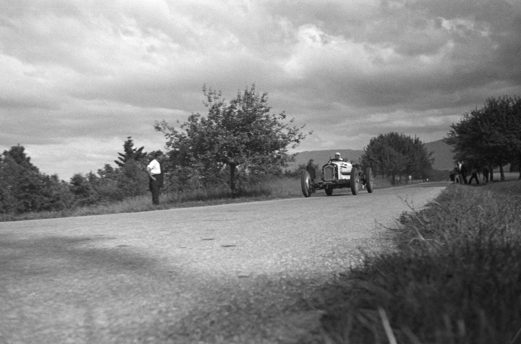 Enard frères | Bolide sur la rectiligne du Bois de Raube lors de la 5e course de côte Develier – Les Rangiers, 23 juillet 1939.