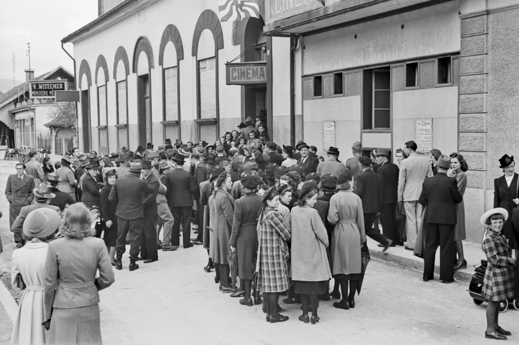 Spectatrices et spectateurs aux portes du cinéma Casino à Delémont, 1941.