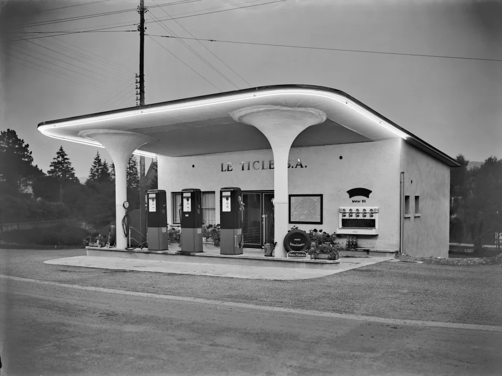 Enard frères | Station-service du Ticle à Delémont, 1948.