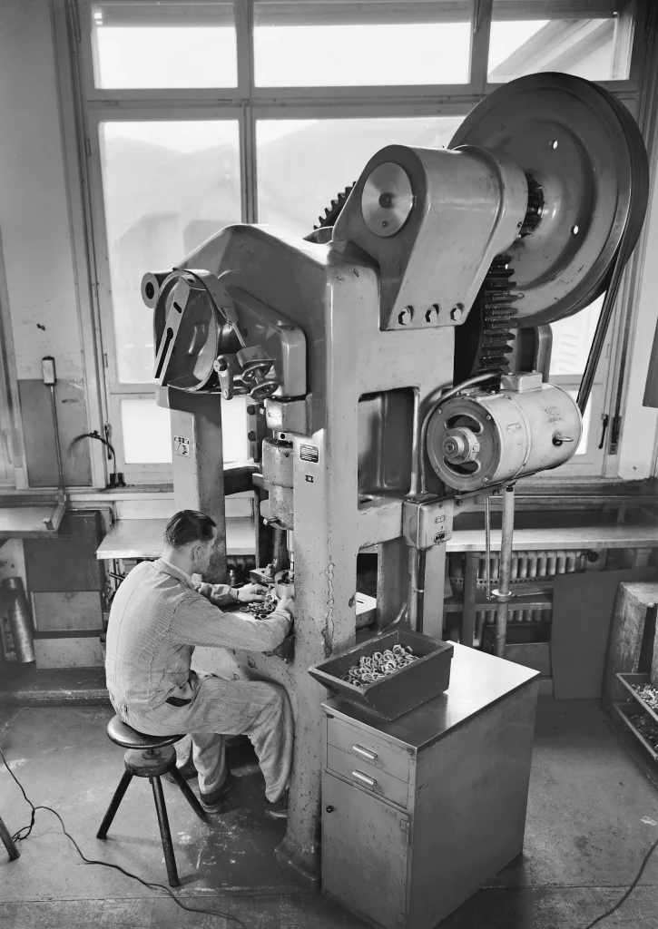 Enard frères | Ouvrier à l’étampage dans l’ancienne usine Erwin Piquerez à Bassecourt, novembre 1948.