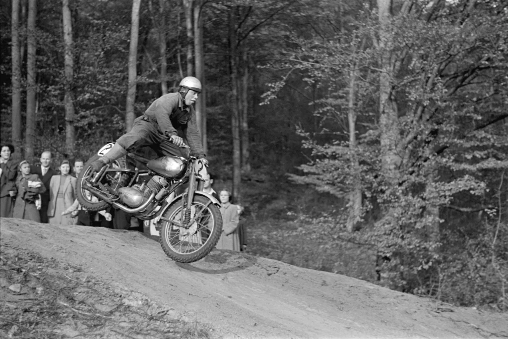 Enard frères | Motocross sur le circuit du Bambois à Delémont, 1953.