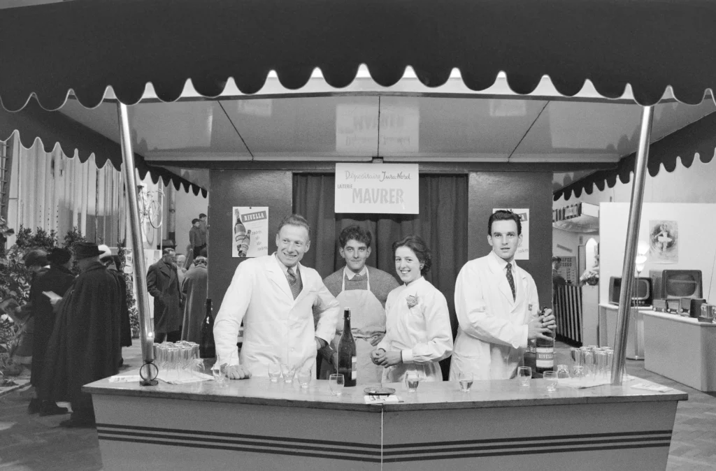 Enard frères | Dégustation de Rivella rouge par la laiterie Maurer à Delémont, 1955.
