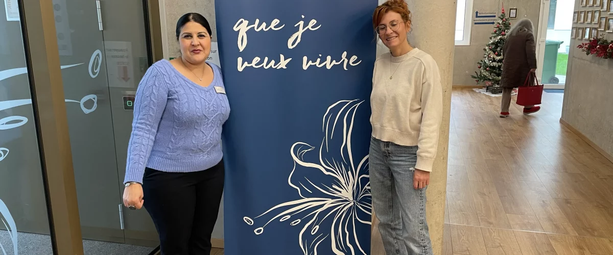 Légende : Rafika Teguig (à gauche), responsable communication de Tertianum Delémont, et Audrey Devilloni, fondatrice de la crèche Fil’harmonid posent à l’entrée du site La Sorne.