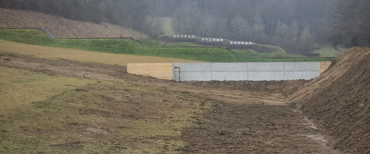 Situé au lieu-dit du Varmen, à Mormont, et propriété de l’armée, le stand de tir qui sera dévolu aux exercices de tir des chasseurs jurassiens comprendra trois cibles à 100 mètres, à 30 mètres et une mouvante à 50 mètres.