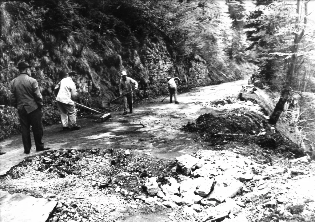 Déblayage en cours, ce 16 mai 1978, après une chute de pierres pour un volume d’une cinquantaine de mètres cubes.