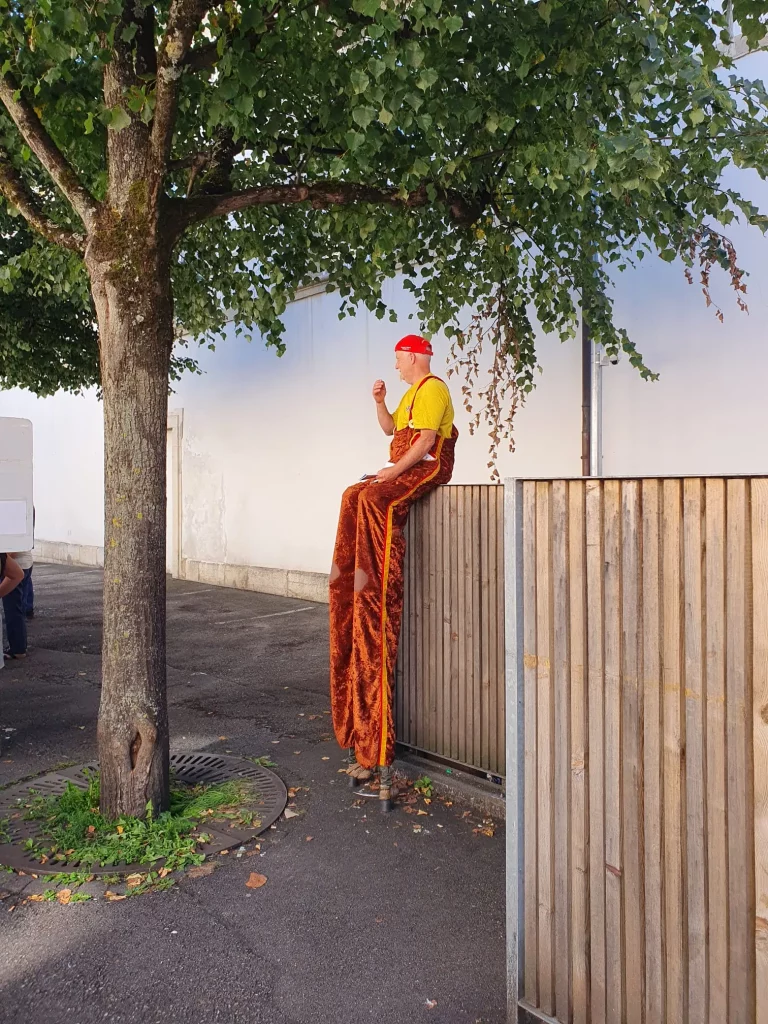 Le clown Vijoli prend quelques instants de repos.