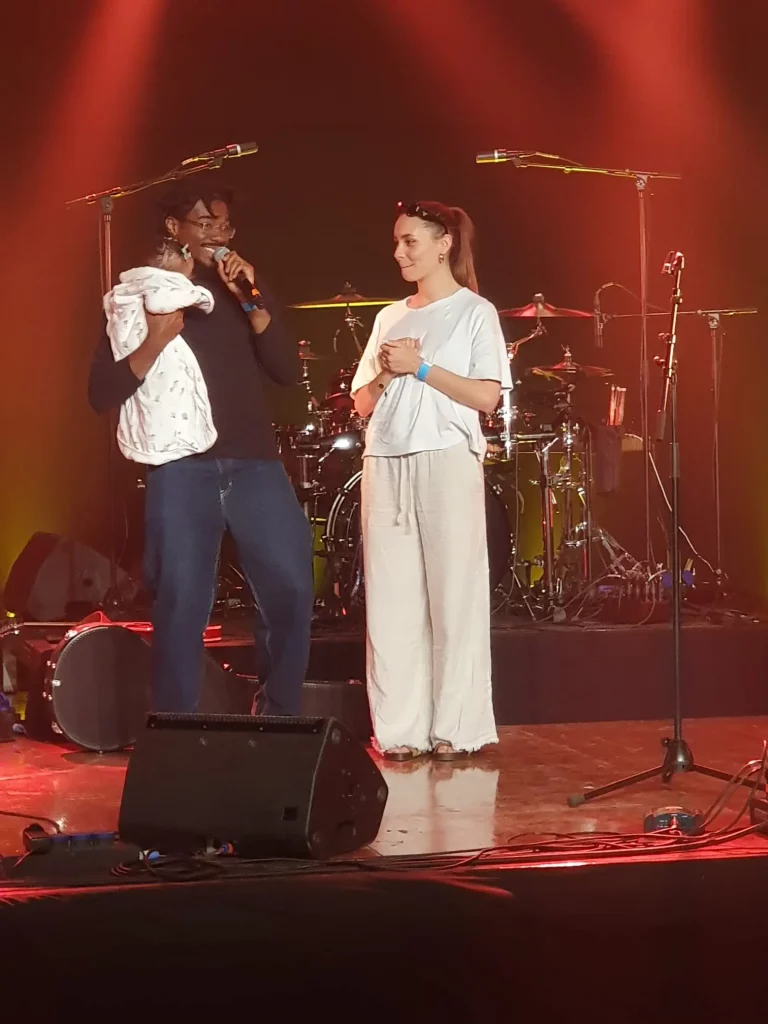 Le rappeur Nepthune et sa famille, sur la scène du chapiteau.