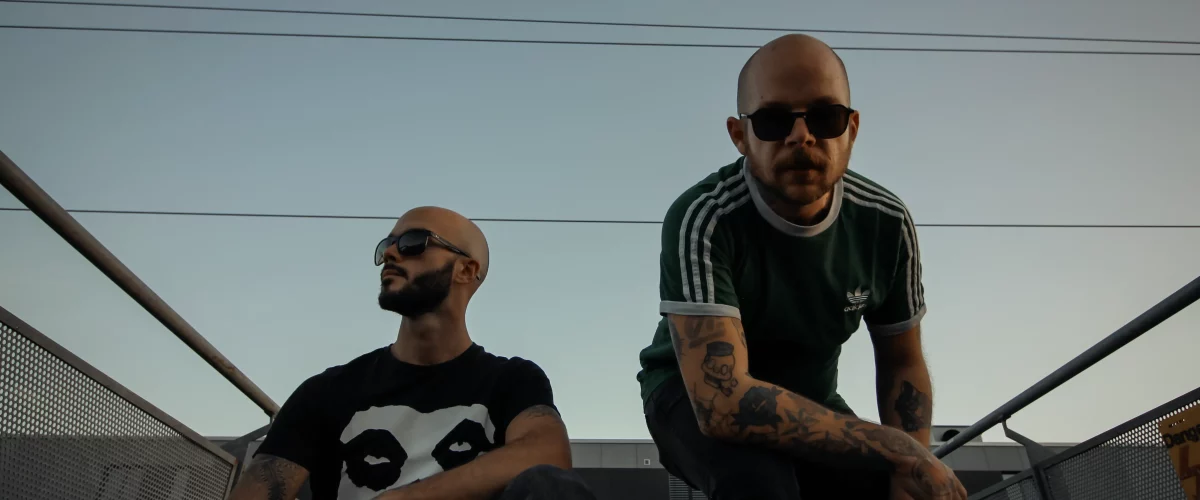 Le groupe Kahfa, avec Théo Burri en vert, accompagné de Claudio Peragine.