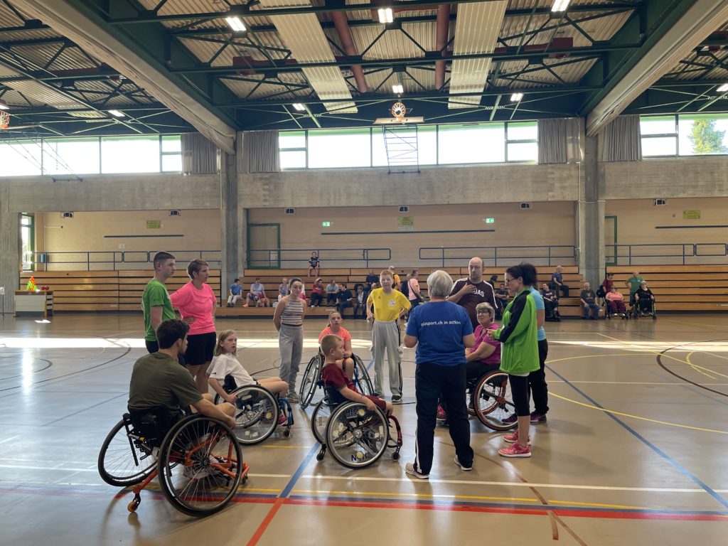 Légende pour l’ensemble: Le rafroball est souvent décrit comme un mélange de handball, de football et de basket-ball.