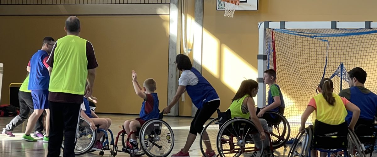 Légende pour l’ensemble: Le rafroball est souvent décrit comme un mélange de handball, de football et de basket-ball.