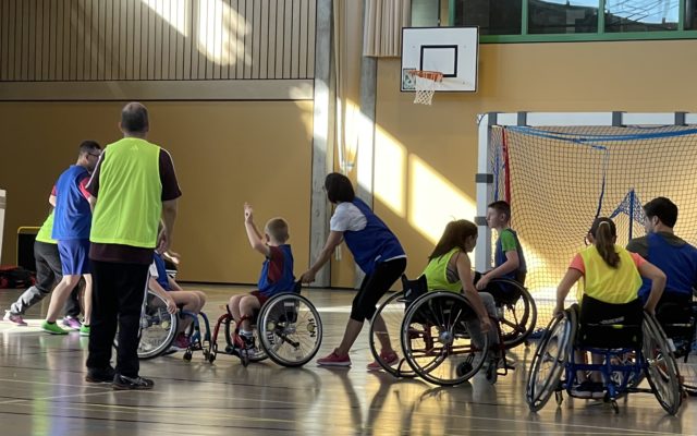 Légende pour l’ensemble: Le rafroball est souvent décrit comme un mélange de handball, de football et de basket-ball.