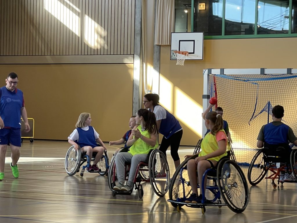 Légende pour l’ensemble: Le rafroball est souvent décrit comme un mélange de handball, de football et de basket-ball.