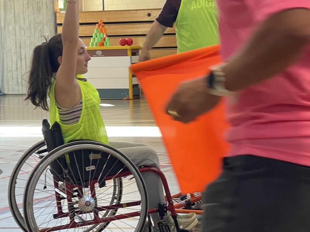 Légende pour l’ensemble: Le rafroball est souvent décrit comme un mélange de handball, de football et de basket-ball.