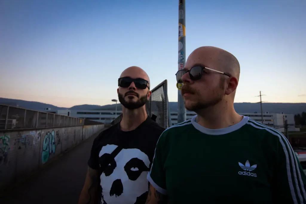 Le groupe Kahfa, avec Théo Burri en vert, accompagné de Claudio Peragine.