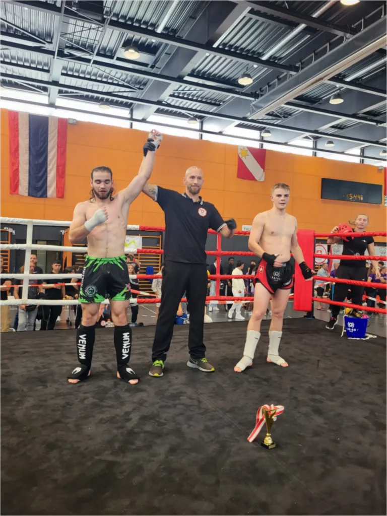 Mike Petignat désigné vainqueur lors d’un combat.