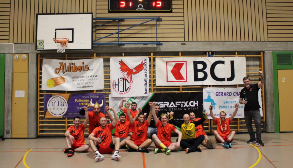 Légende: Militant en 4e ligue, le Handball Jura Club s’est mis en pause cette année pour se concentrer sur le recrutement et l'entraînement.
