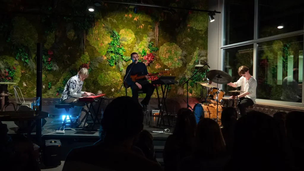 Kilien Sarret espère des oreilles attentives… ... pour ses soirées surprises