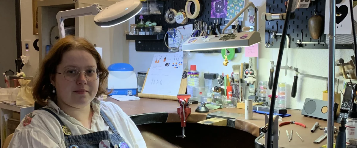 À travers Geek & Precious, Pauline Sidoti construit un univers où l’artisanat rencontre l’imaginaire.