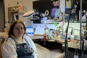 Pauline Sidoti transforme la culture geek en bijoux artisanaux