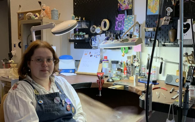 Pauline Sidoti transforme la culture geek en bijoux artisanaux
