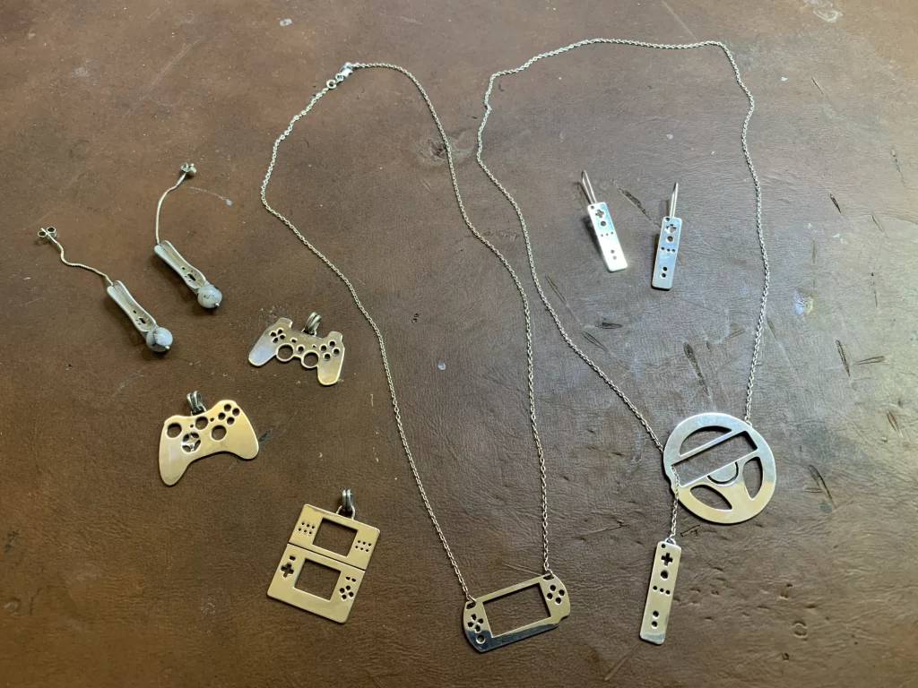 À travers Geek & Precious, Pauline Sidoti construit un univers où l’artisanat rencontre l’imaginaire.