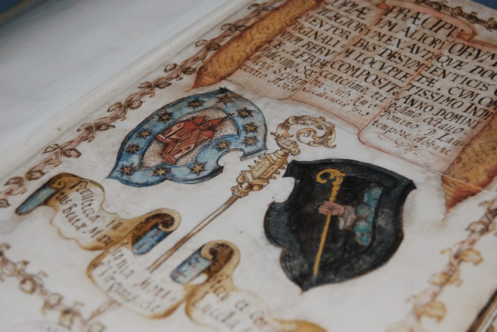 Une page du journal de l’abbé Buchinger, contenant des notes quotidiennes dans les années 1655 à 1657. Nous y retrouvons la représentation de l’abbaye et une crosse d’abbé.