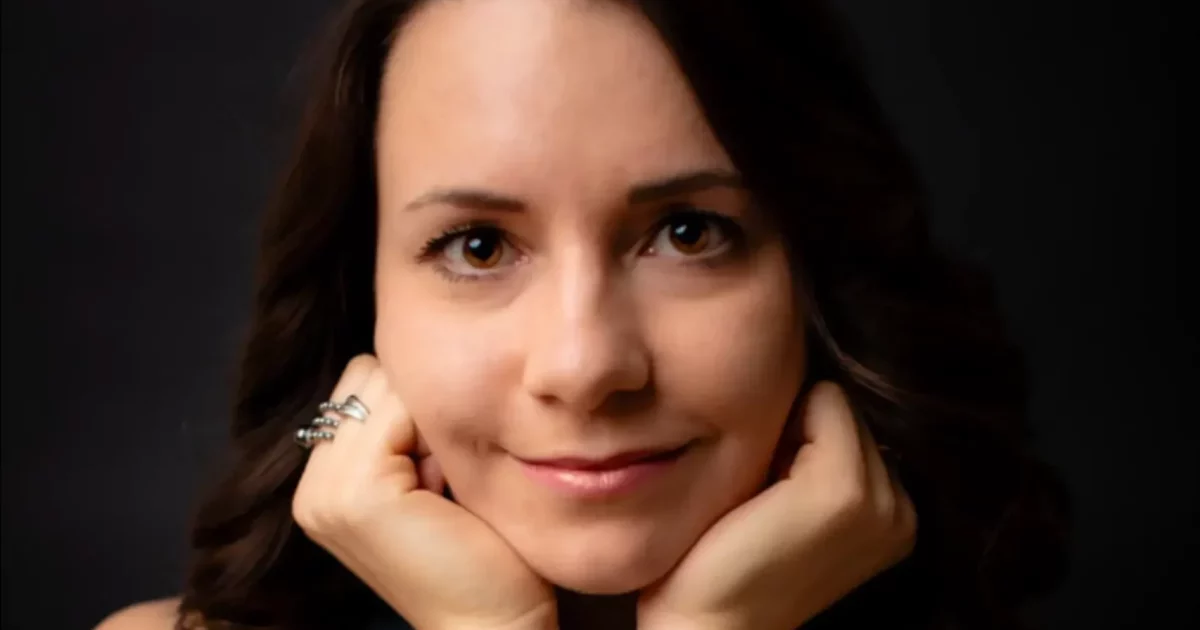 Daphné Caverzasio, parcours d’une voix qui a transformé ses chroniques en livre